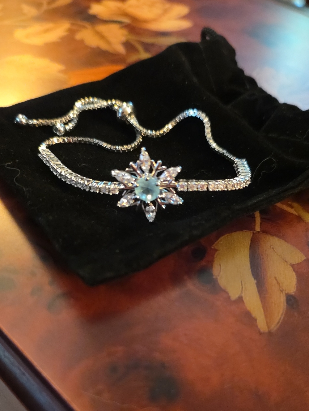 R.H Macy's & Co. Snowflake Adjustable Bolo Bracelet NWT